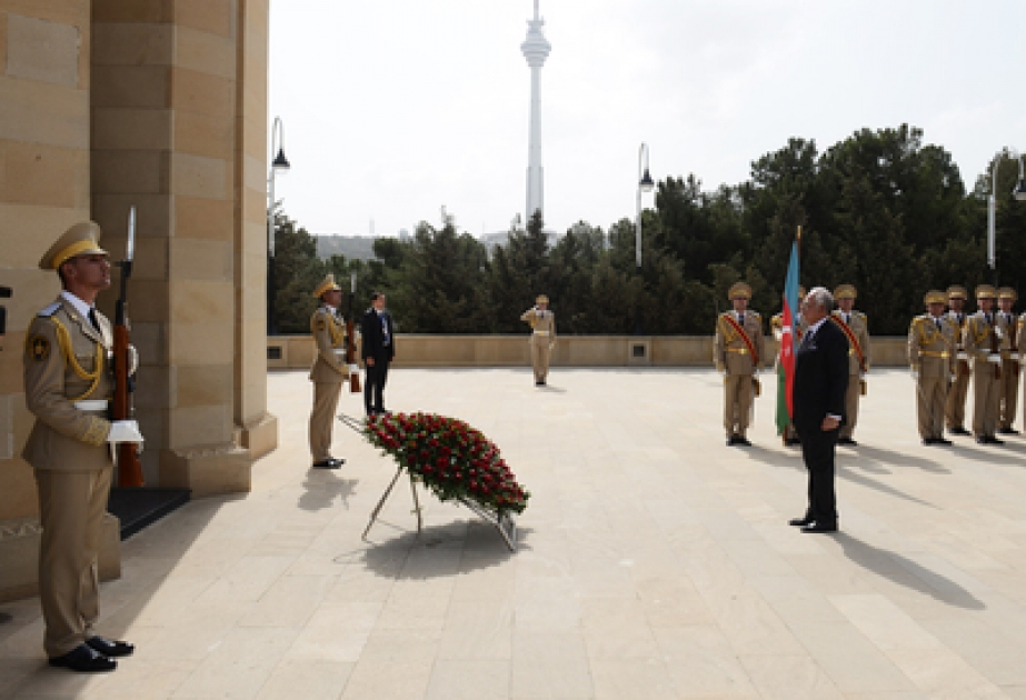 Malaysian PM visits Alley of Martyrs in Baku