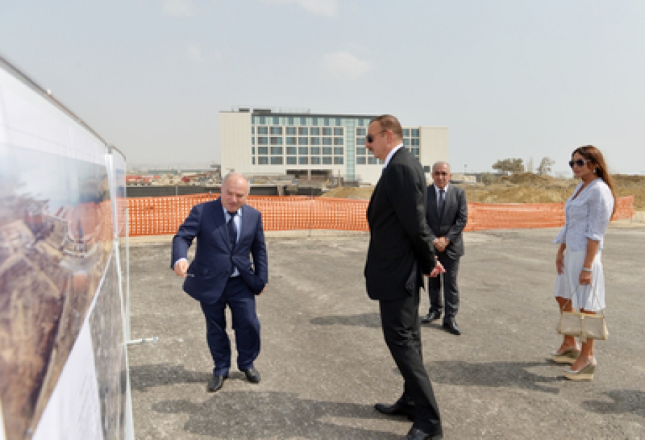 Präsident Ilham Aliyev inspizierte den Verlauf der Bauarbeiten auf dem Boulevard „Weiße Stadt“ von Baku VIDEO