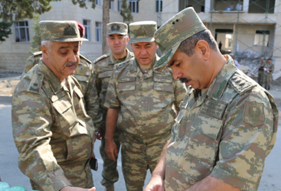 Müdafiə naziri təlimlərə ehtiyatdan çağırılan hərbi vəzifəlilərlə görüşüb