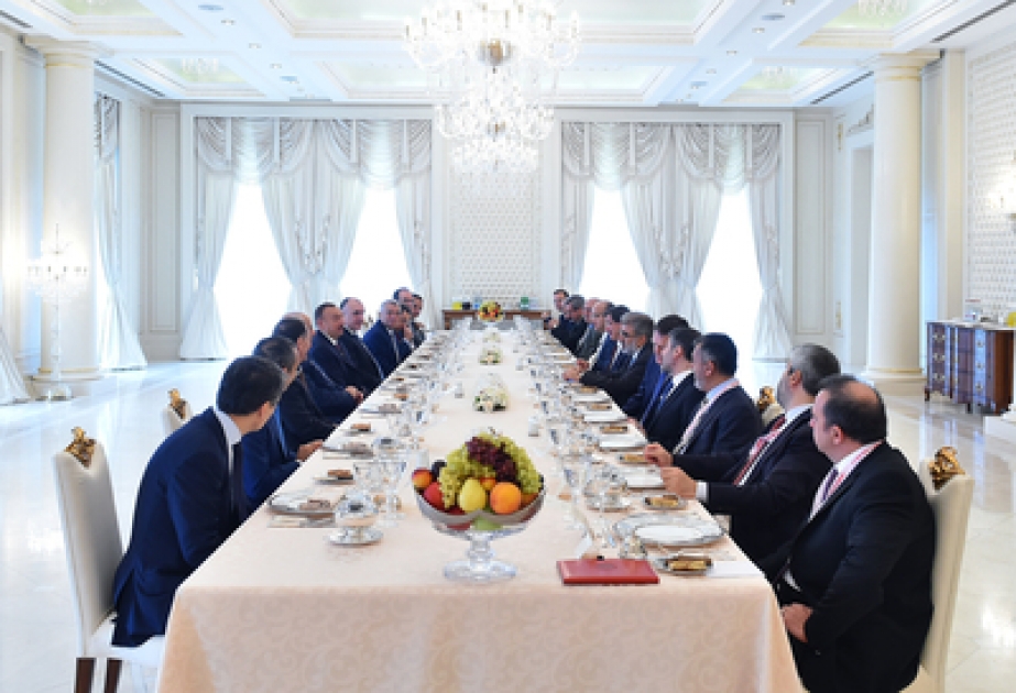 Im Namen von Aserbaidschans Präsident Ilham Aliyev zu Ehren des türkischen Premierministers Ahmet Davutoglu ein Gastmahl gegeben