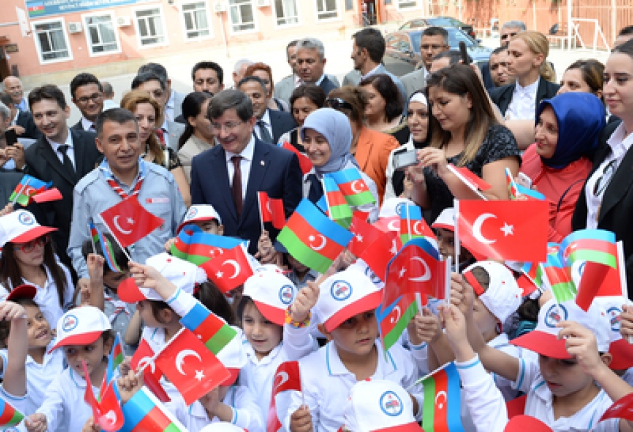 Ministerpräsident von Türkei Ahmet Davutoglu Türkisches Anatolisches Lyzeum in Baku besucht