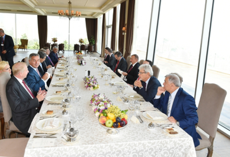 Zu Ehren von Staats-und Regierungschefs im Namen des Präsidenten Ilham Aliyev ein Essen gegegen