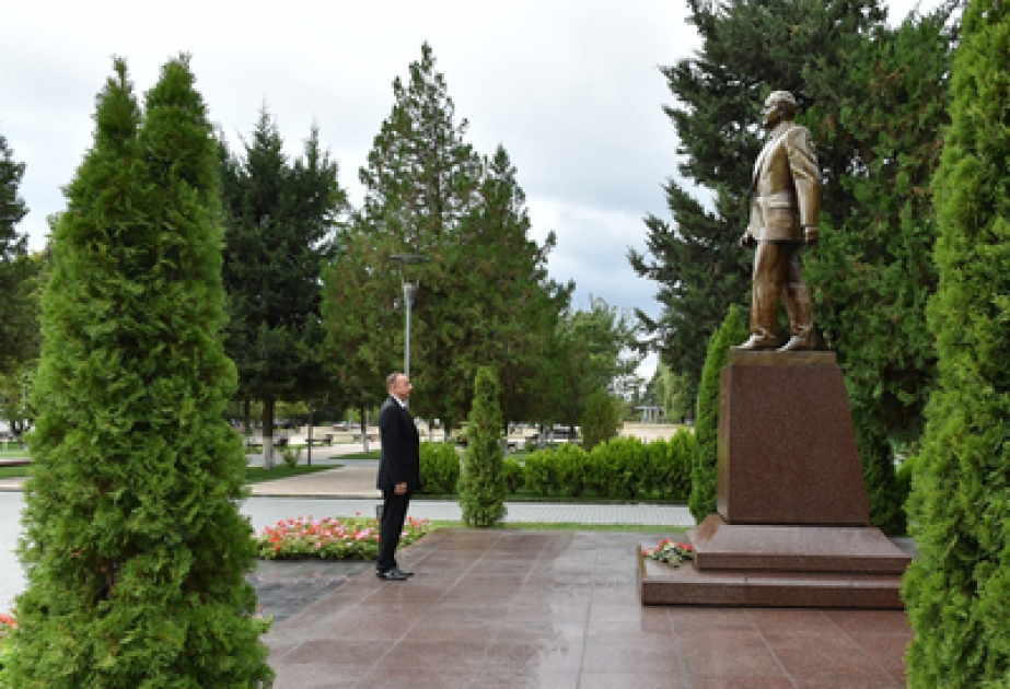 Besuch des Denkmals von Nationalleader Heydar Aliyev im Bezirk Gabala VIDEO