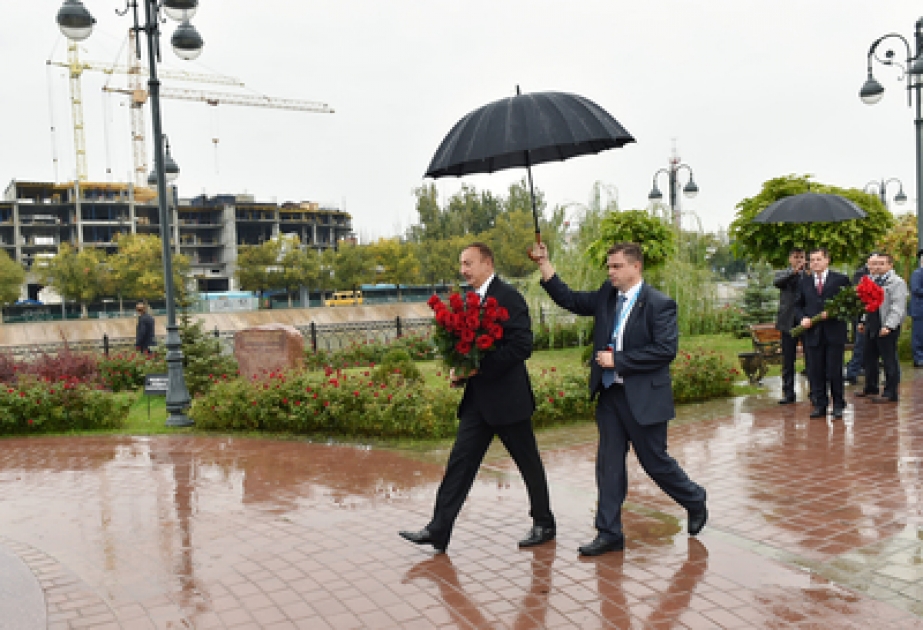 Visite du monument du leader national Heydar Aliyev à Astrakhan VIDEO