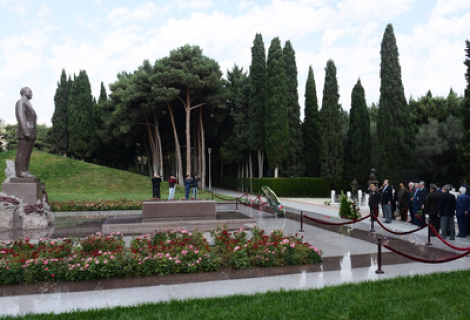 Une délégation du Comité consultatif international des officiers retraités et démissionnaires a visité la tombe du leader national Heydar Aliyev et l’Allée des Patriotes