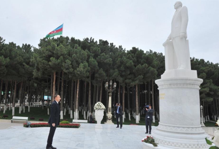 Khyrdalan : le président Ilham Aliyev visite le monument du leader national Heydar Aliyev VIDEO