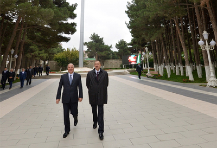 Le président Ilham Aliyev à la Place du Drapeau à Khyrdalan VIDEO