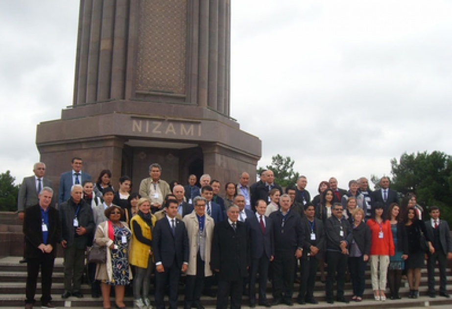 Bakı Beynəlxalq Humanitar Forumunun iştirakçıları Gəncədə keçmişlə müasirliyin vəhdətinə heyran qalıblar