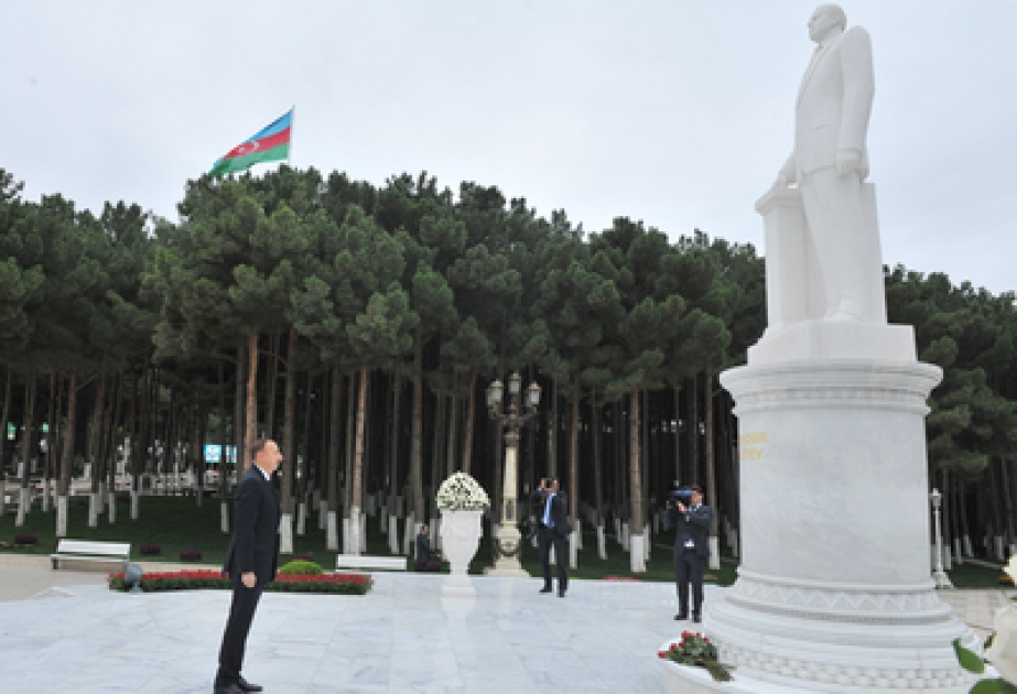 Aserbaidschans Präsident Ilham Aliyev hat in Khirdalan das Denkmal von Nationalleader Heydar Aliyev besucht VIDEO