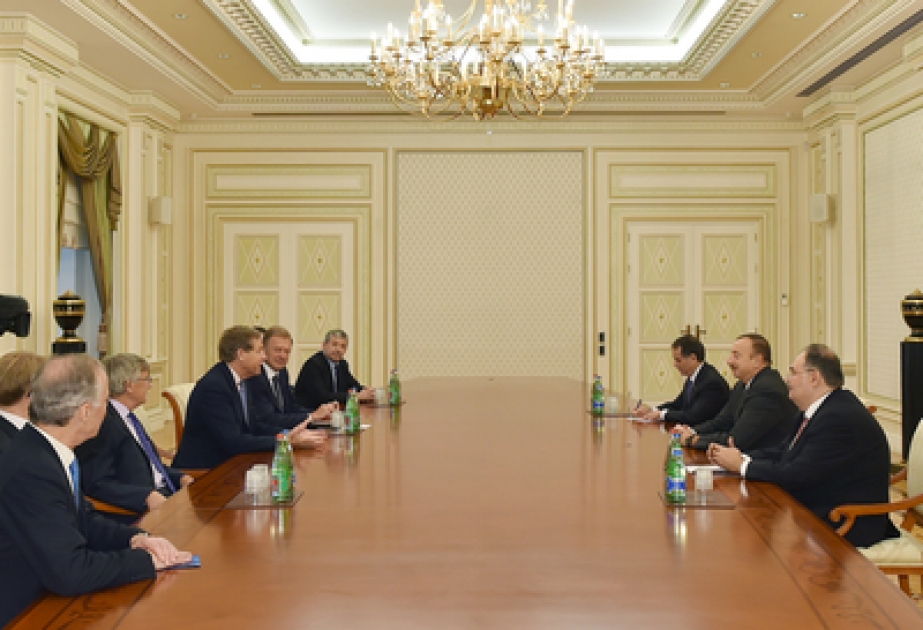 Präsident Ilham Aliyev hat eine Delegation um den Botschafter für Handel des britischen Premierministers Lord Risby empfangen VIDEO