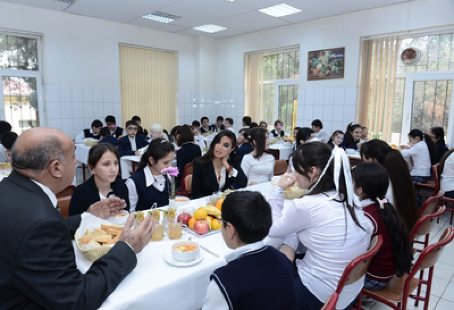 Vizepräsidentin der Heydar Aliyev-Stiftung Leyla Aliyeva hat im Stadtbezirk Narimanov von Baku die Internatsschule für Kinder mit körperlichen Gebrechen Nr.5 besucht