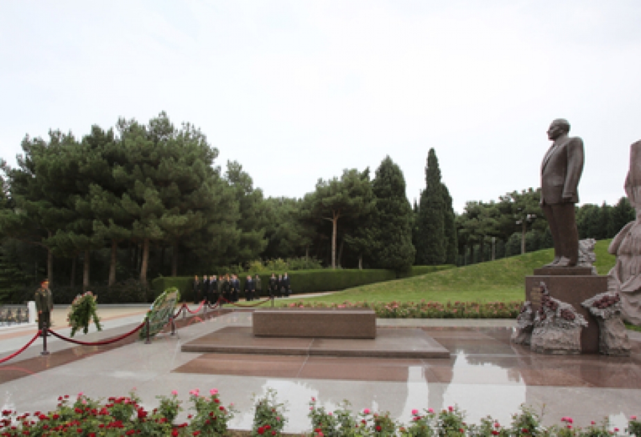 Le ministre russe de la Défense a honoré la mémoire du dirigeant historique Heydar Aliyev VIDEO
