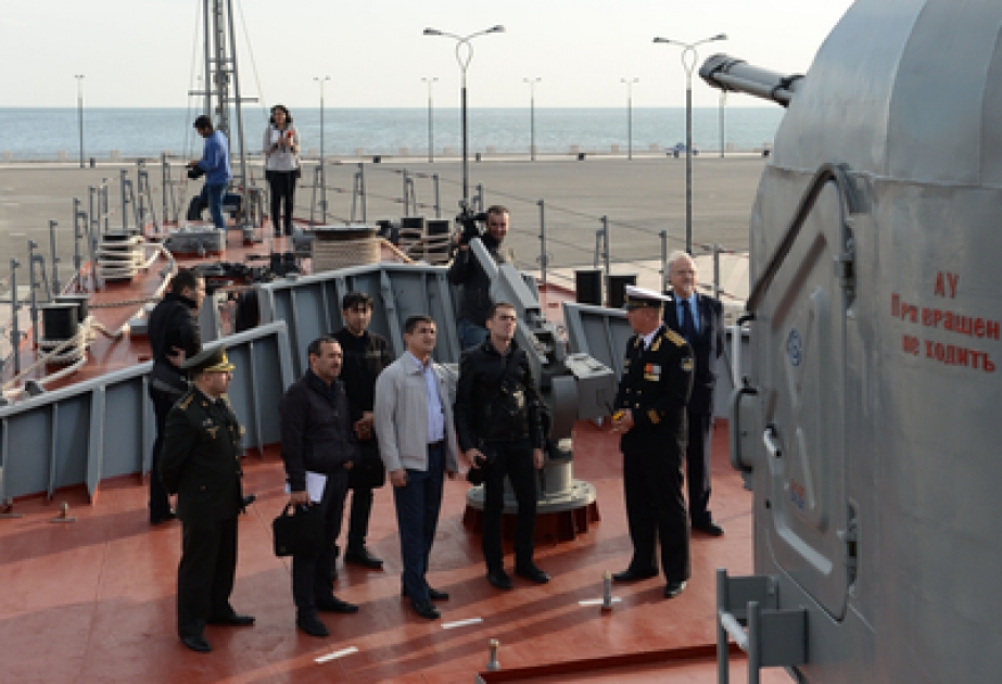 Организована экскурсия журналистов на корабли Каспийской морской флотилии России, находящихся в Бакинской бухте