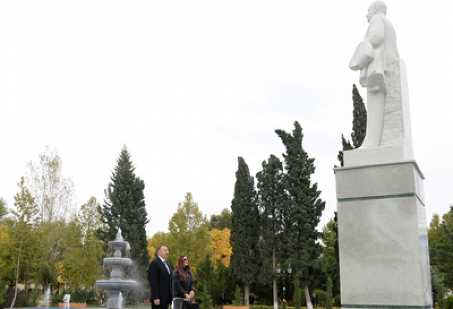 La visite au monument du dirigeant historique Heydar Aliyev VIDEO