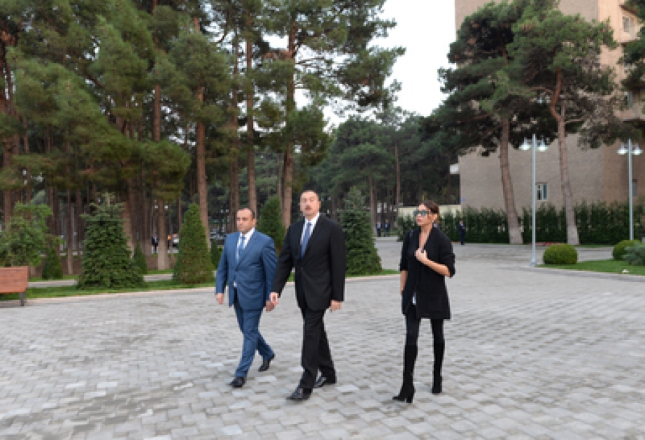 Aserbaidschans Präsident Ilham Aliyev zu Besuch im Bezirk Naftalan eingetroffen VIDEO