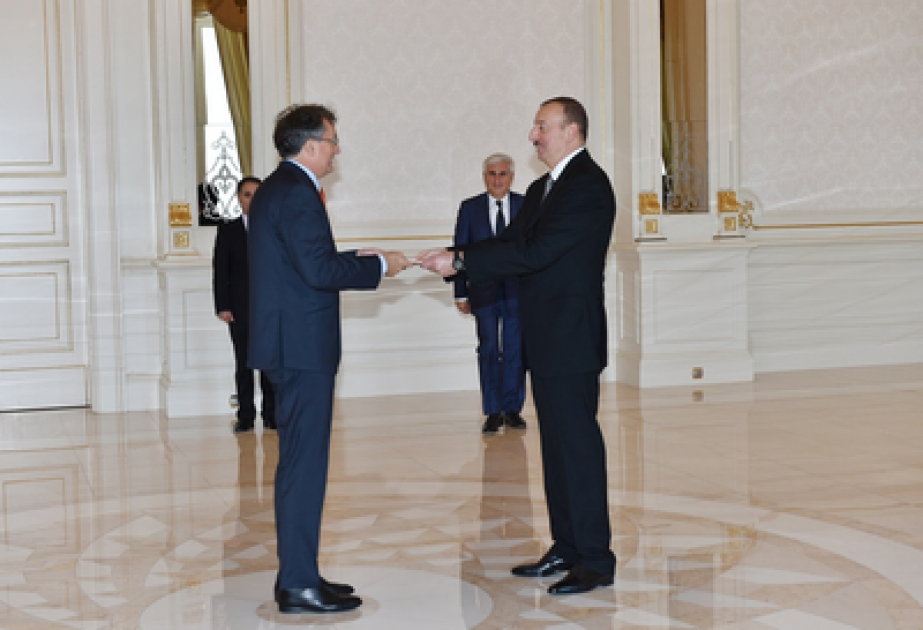 Le président Ilham Aliyev a reçu les lettres de créance du nouvel ambassadeur serbe en Azerbaïdjan VIDEO