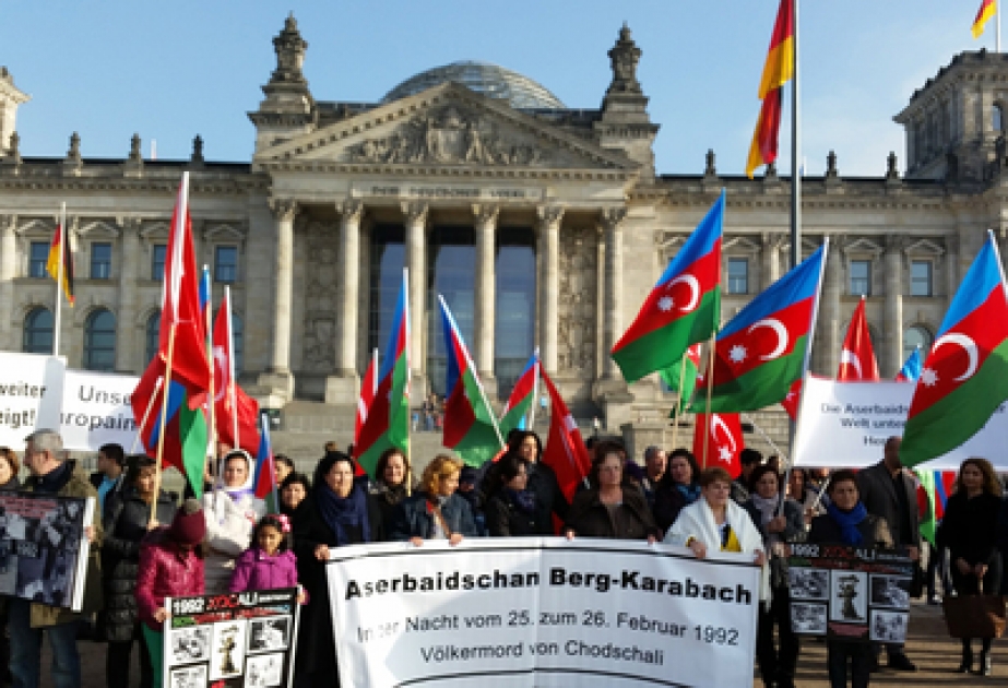 Азербайджанцы, проживающие в Германии, провели в Берлине акцию протеста ВИДЕО