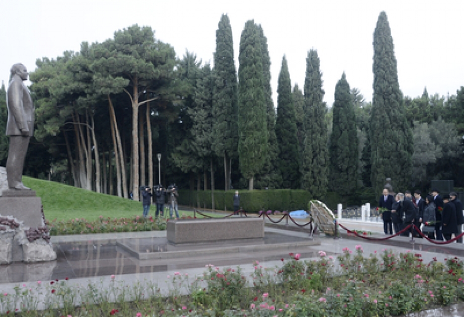 Participants of 3rd Baku International Theatre Conference pay respect to national leader Heydar Aliyev and Azerbaijani heroes