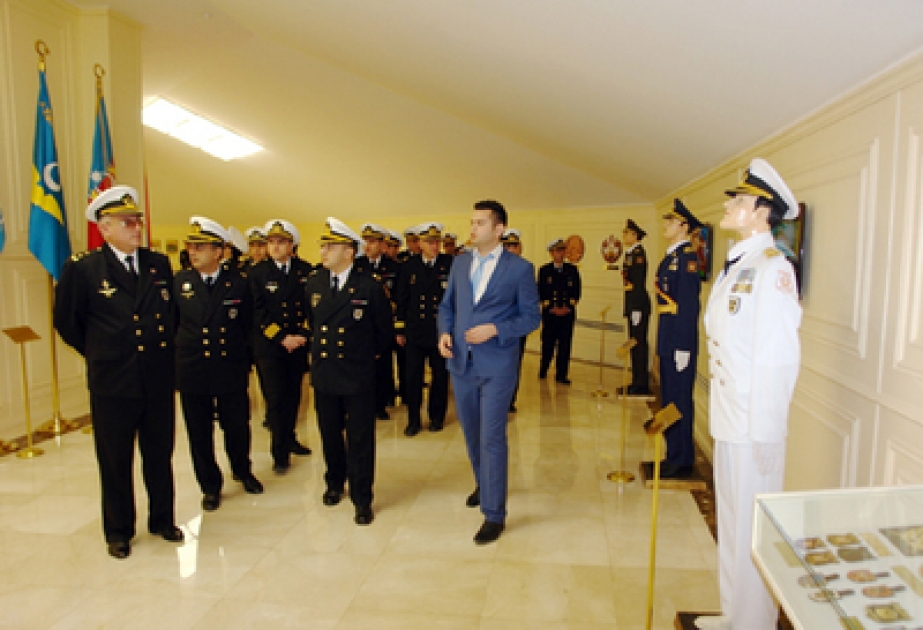 Hərbi Dəniz Qüvvələrinin zabit heyəti Dövlət Bayrağı Meydanında