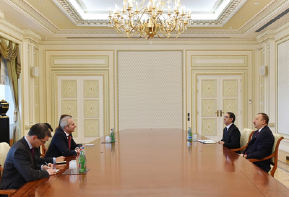 Le président Ilham Aliyev a reçu le ministre britannique délégué pour les affaires européennes VIDEO