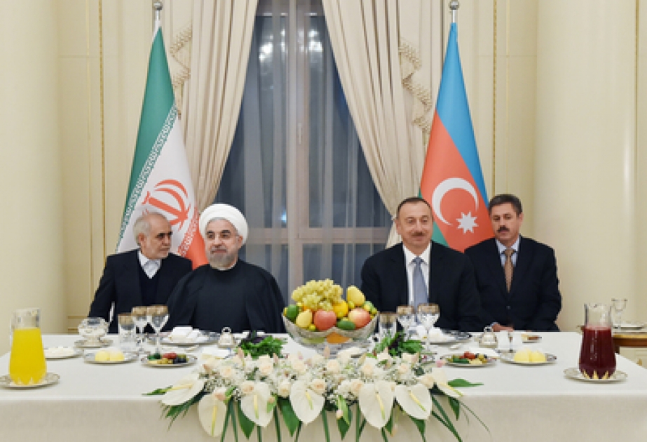 阿塞拜疆总统伊利哈姆·阿利耶夫以自己的名义，为伊朗总统举行宴会