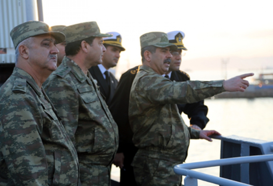 Azərbaycanın müdafiə naziri Xəzər dənizində keçirilən təlimləri izləyib