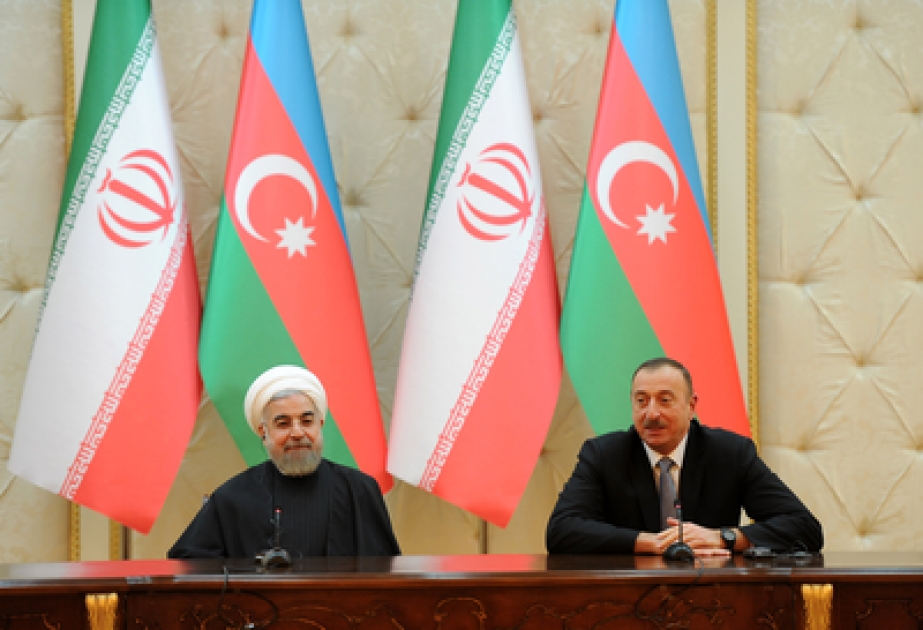 Präsident Ilham Aliyev und Präsident Hassan Rohani mit einer gemeinsamen Erklärung für Presse aufgetreten VIDEO