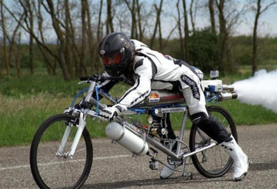 ‘Rocket man’ hits 333 km/h on bicycle, breaks world record but no bones