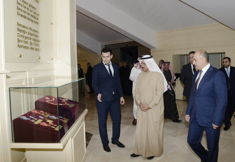 وزير الاقتصاد الإماراتي يتفقد ميدان علم الدولة