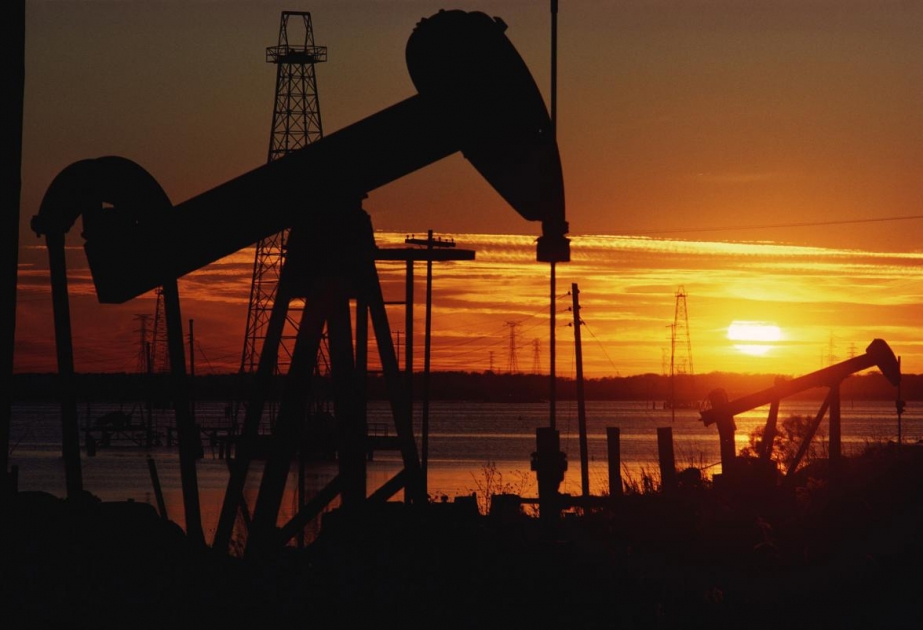Цены на нефть на мировых биржах менялись разнонаправленно
