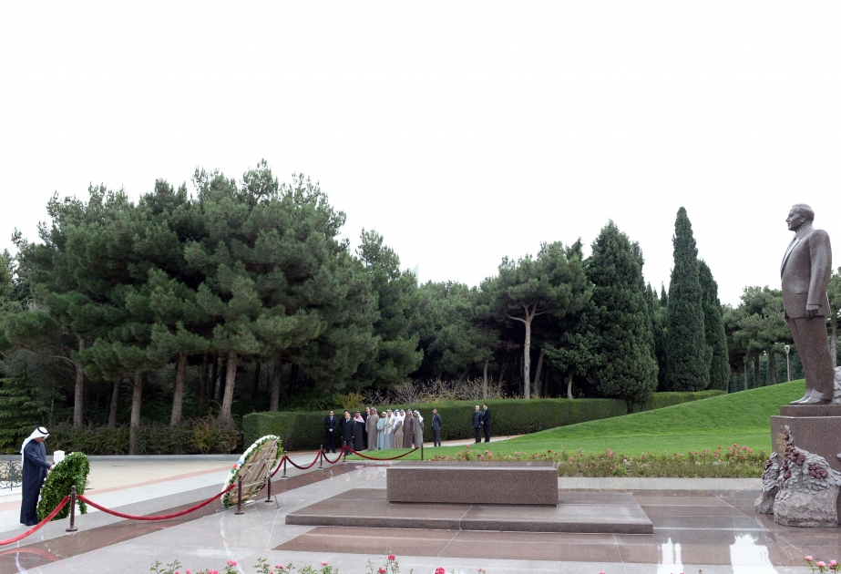 UAE Economy Minister pays respect to national leader Heydar Aliyev and Azerbaijani heroes