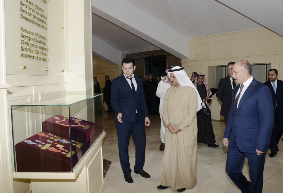 Wirtschaftsminister von Vereinigten Arabischen Emiraten hat den Staatsflaggeplatz besucht