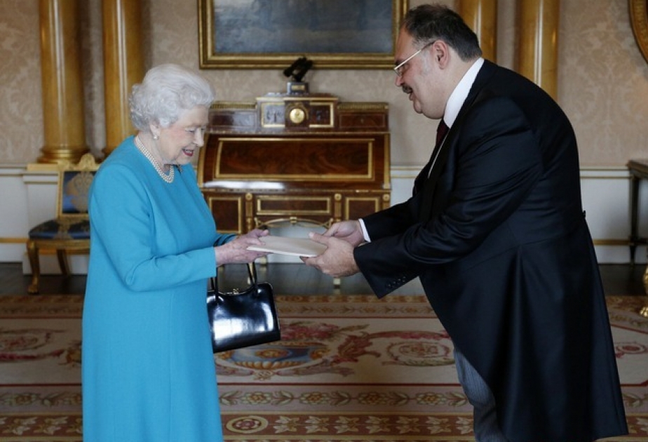 Azərbaycanın Böyük Britaniyadakı səfiri etimadnaməsini Kraliça II Elizabetə təqdim edib VİDEO