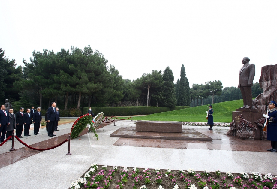 Korean Premier pays respect to national leader Heydar Aliyev and Azerbaijani heroes