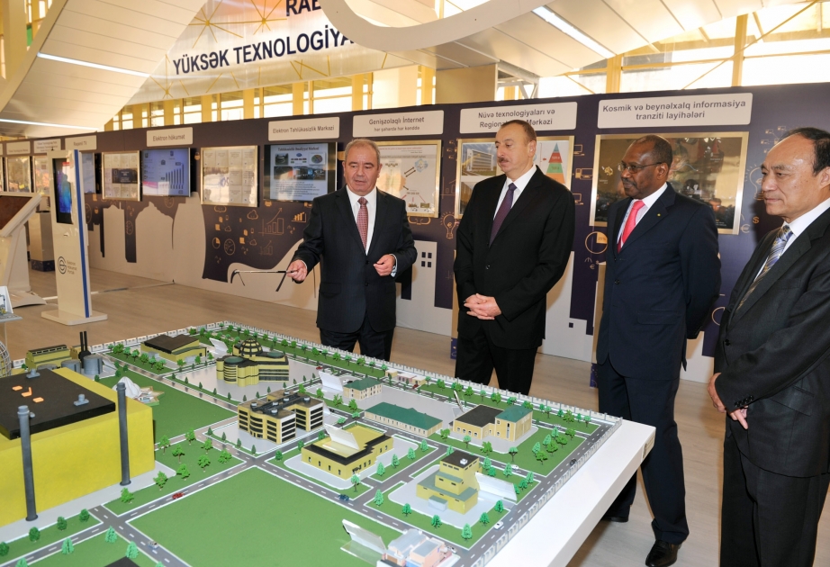 Президент Ильхам Алиев ознакомился с ХХ Азербайджанской международной выставкой телекоммуникационных и информационных технологий «BakuTel-2014» ВИДЕО