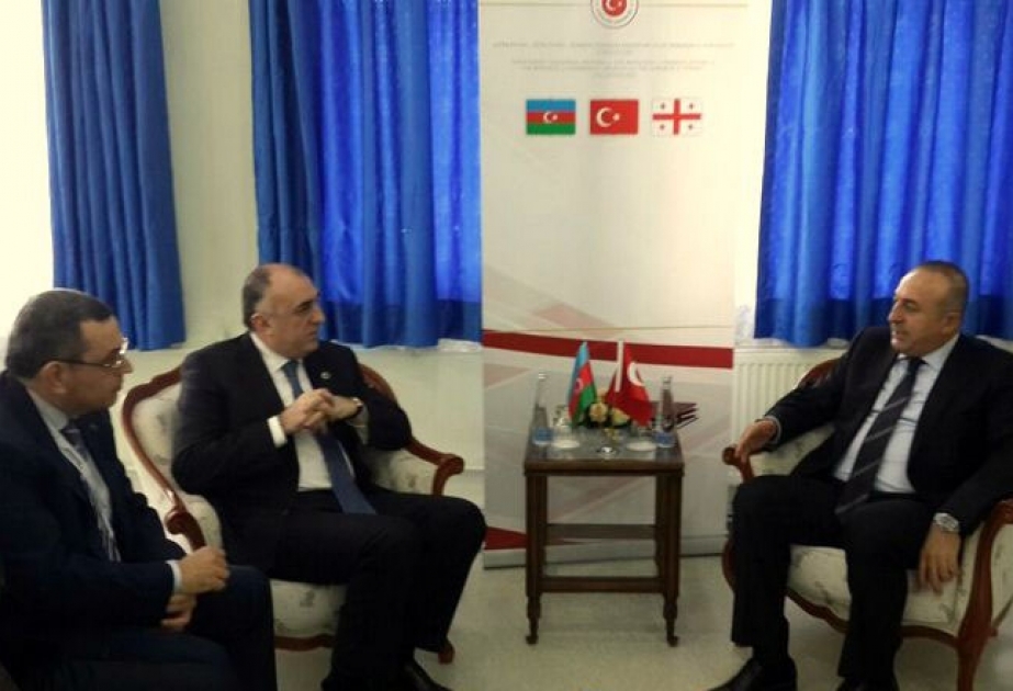 وزير الخارجية الأذربيجاني يلتقي نظيره التركي