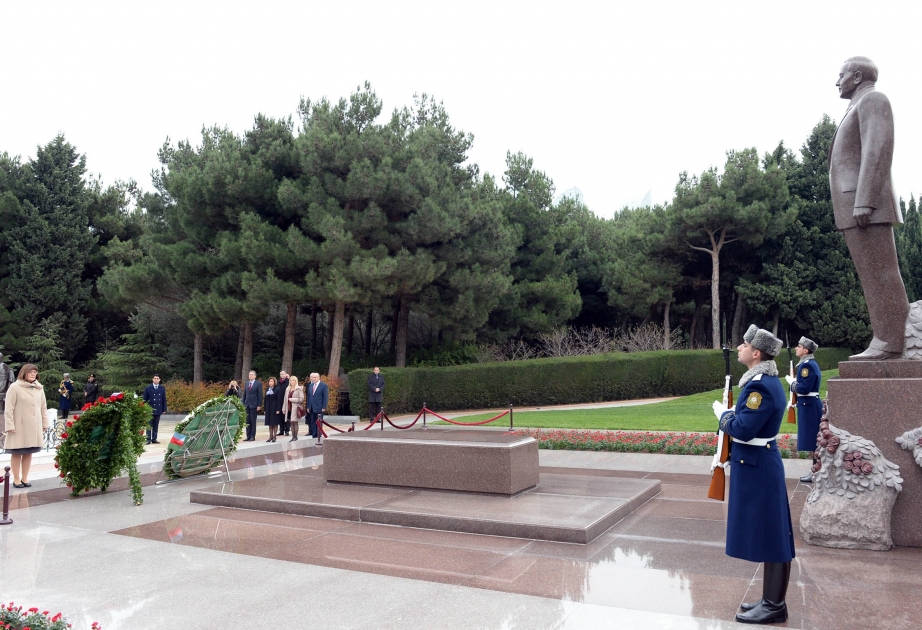 Chairman of Serbian Parliament pays respect to national leader Heydar Aliyev