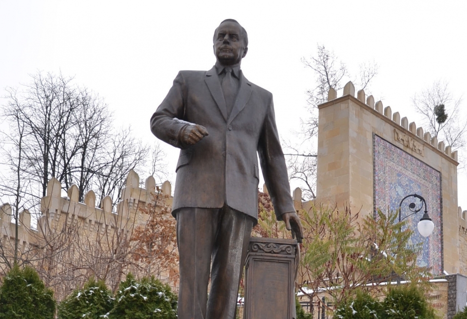 Лучший памятник великому лидеру Гейдару Алиеву - современный, независимый и процветающий АзербайджанВ Киеве почтили светлую память общенационального лидера азербайджанского народа