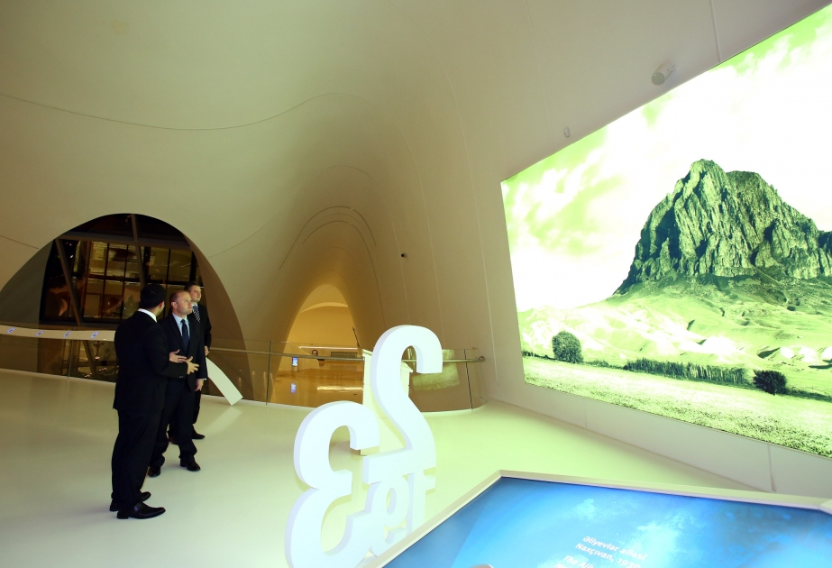 Besuch des maltesischen Premierministers im Heydar Aliyev Center