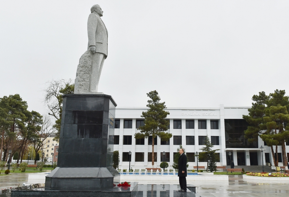 Поездка Президента Азербайджана Ильхама Алиева в Сабирабадский районПосещение памятника общенациональному лидеру Гейдару Алиеву ВИДЕО