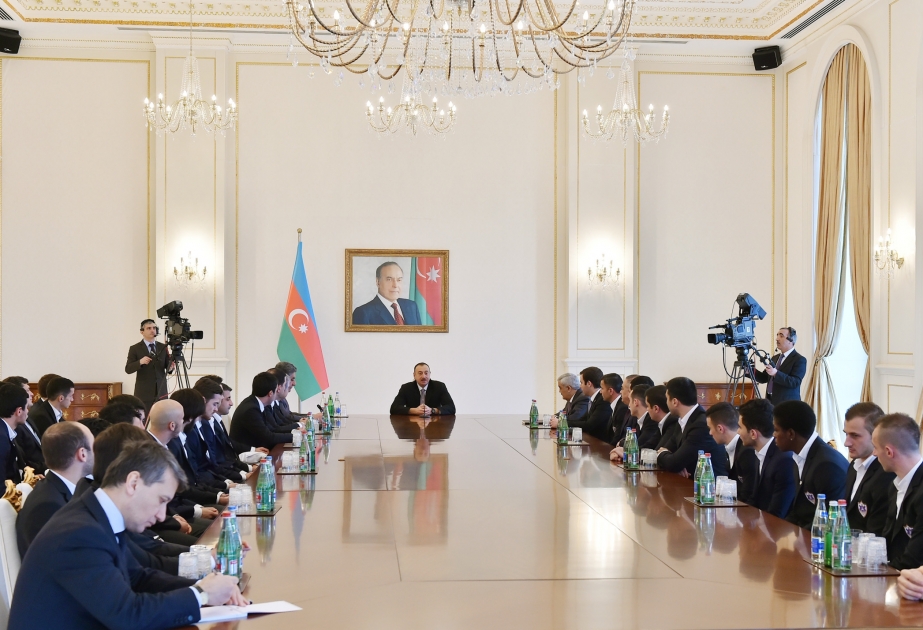 Aserbaidschans Präsident Ilham Aliyev hat Mitglieder des Fußballvereins Karabach empfangen VIDEO