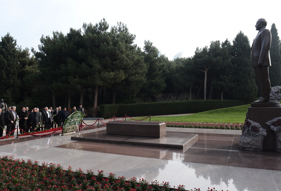 Generalsekretär der Sozialistischen Internationale besucht Grabmal von Nationalleader Heydar Aliyev und Märtyrerallee