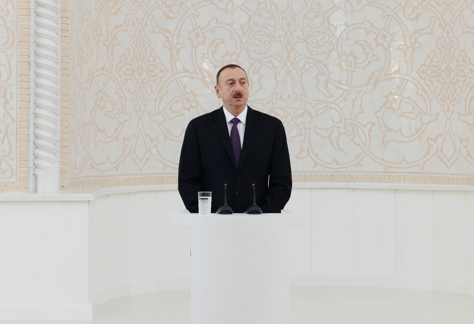 Aserbaidschans Präsident Ilham Aliyev nimmt an der Eröffnung der Heydar Moschee in Baku teil VIDEO