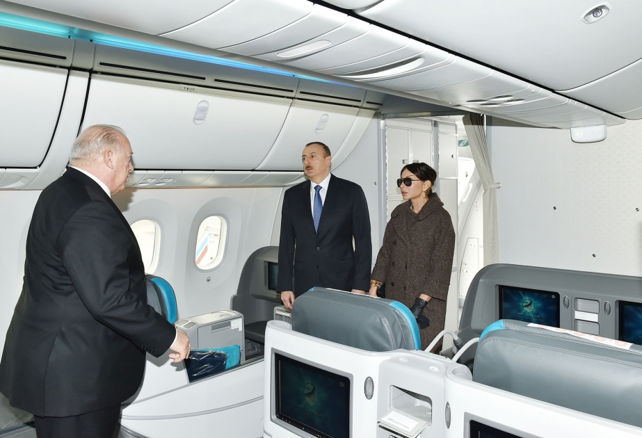Prezident İlham Əliyev Heydər Əliyev Beynəlxalq Aeroportunda yeni gətirilmiş “Boeing-787-8” sərnişin təyyarəsinə baxıb VİDEO