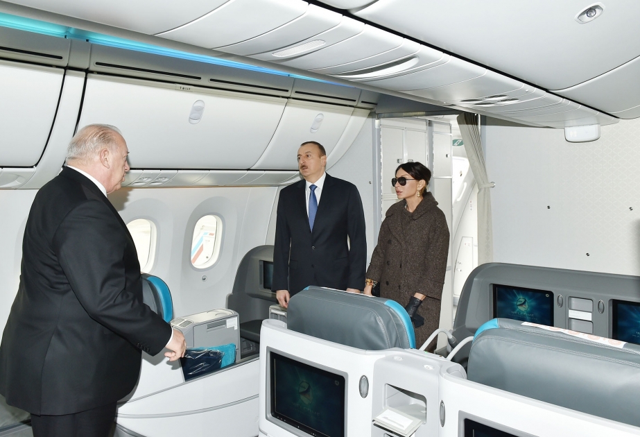 Le président Ilham Aliyev a inspecté le nouveau Boeing-787-8 à l’Aéroport international Heydar Aliyev VIDEO