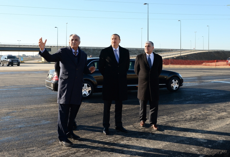 Aserbaidschans Präsident Ilham Aliyev macht sich mit dem Verlauf der Bauarbeiten in der Trauminsel vertraut VIDEO