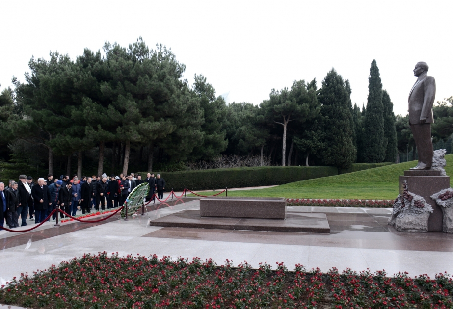 Les participants d’un tournoi international de lutte visitent la tombe du leader national Heydar Aliyev et l’Allée des Patriotes