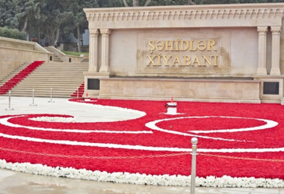 Şəhidlər xiyabanında ağ və qırmızı güllərdən ibarət ekspozisiya qurulur