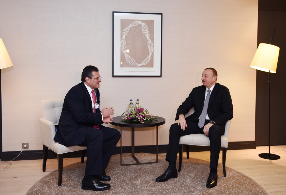 Aserbaidschans Präsident Ilham Aliyev hat sich in Davos mit dem Vizepräsidenten der Europäischen Kommission für Energieunion getroffen VIDEO