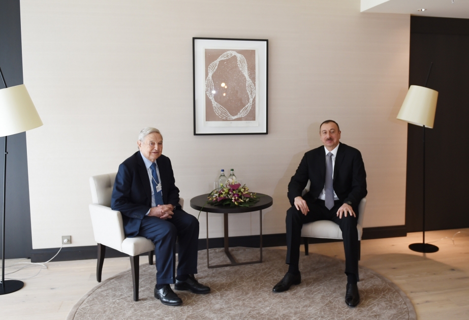 Davos: Le président Ilham Aliyev rencontre George Soros, fondateur de la Fondation Soros VIDEO